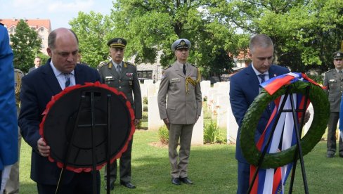 ODALI POŠTU BRANIOCIMA BEOGRADA: Ministri Stefanović i Volas položili vence na Vojnom groblju Komonvelta