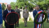 ODALI POŠTU BRANIOCIMA BEOGRADA: Ministri Stefanović i Volas položili vence na Vojnom groblju Komonvelta