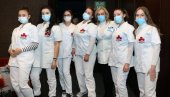 GRAĐANIMA POMAŽU I UČENICI: Mladi volontiraju na vakcinalnom punktu u Smederevu