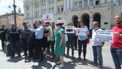 “СТАНИВУКОВИЋ СПРОВОДИ ПОЛИТИЧКИ РЕВАНШИЗАМ”: Протест одборника СНСД испред Градске управе Бањалуке због мобинга (ФОТО)