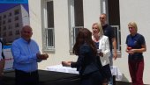 STAMBENO ZBRINUTO 60 IZBEGLIČKIH PORODICA: U Loznici svečano uručeni ključevi STAMBENO ZBRINUTO 60 IZBEGLIČKIH PORODICA: U Loznici svečano uručeni ključevi