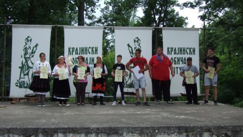 НАРОДНЕ ВЕШТИНЕ ЈОШ НА ЦЕНИ: Село Штубик негује народно изворно стваралаштво (ФОТО)