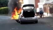 STRAŠNA SCENA U SREMČICI: Motor se zakucao u automobil, pa potpuno izgoreo!