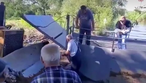 РЕМОНТОВАНА СКЕЛА КОЈУ ЈЕ БУЈИЦА НОСИЛА 55 КИЛОМЕТАРА: Погледајте како су је мештани поринули у реку (ВИДЕО) РЕМОНТОВАНА СКЕЛА КОЈУ ЈЕ БУЈИЦА НОСИЛА 55 КИЛОМЕТАРА: Погледајте како су је мештани поринули у реку (ВИДЕО)