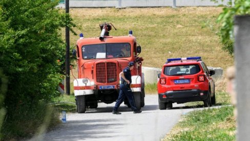 БРАНКОВО ТЕЛО ЈОШ У СЕПТИЧКОЈ ЈАМИ: Цистерне пристижу у Сурчин, ватрогасци морају да разбију део плоче (ФОТО/ВИДЕО)