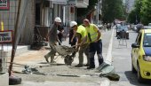 JOŠ JEDAN TROPSKI DAN U KRALJEVU: Građevinci ne znaju za vrućinu (FOTO)