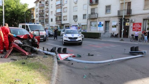 САОБРАЋАЈНА НЕСРЕЋА У СУБОТИЦИ: Мушкарцу позлило, ударио у семафор, повређено дете (ФОТО) САОБРАЋАЈНА НЕСРЕЋА У СУБОТИЦИ: Мушкарцу позлило, ударио у семафор, повређено дете (ФОТО)