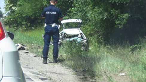 ВАТРОГАСЦИ СУ ГА ИЗВЛАЧИЛИ ИЗ СМРСКАНОГ АУТОМОБИЛА: Слике језиве саобраћајне несреће у Мељаку, на Ибарској магистрали! (ФОТО)