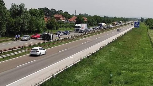 САОБРАЋАЈНА НЕСРЕЋА КОД ВЕЛИКЕ ПЛАНЕ: Преврнуло се теретно возило (ФОТО/ВИДЕО)