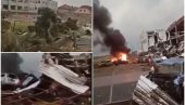 APOKALIPTIČNE SCENE U ČEŠKOJ: Tornado bacao automobile na kuće, vetar rušio krovove (VIDEO)