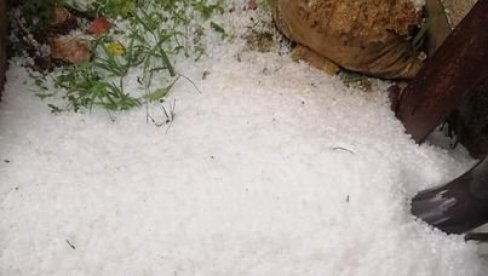 SRUČIO SE GRAD VELIČINE ORAHA: Snažno nevreme pogodilo Čačak i Novu Varoš (FOTO)