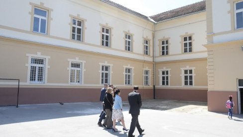NOVI ŽIVOT ŠKOLE U BELOJ CRKVI: Norveška finansirala rekonstrukciju fasade i opremanje kabineta za informatiku NOVI ŽIVOT ŠKOLE U BELOJ CRKVI: Norveška finansirala rekonstrukciju fasade i opremanje kabineta za informatiku