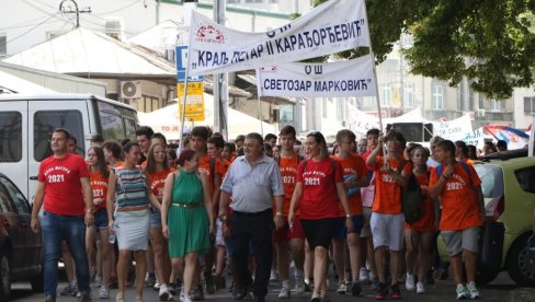 ONI SU PONOS VRAČARA: Uz pesmu i igru mali maturanti obeležili kraj škole