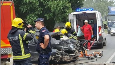 TEŠKA SAOBRAĆAJNA NESREĆA NA PUTU LEDINCI-RAKOVAC: Poginuo muškarac (55), nesrećnog čoveka izvlačili vatrogasci (FOTO)