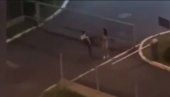 NOVI SNIMAK NASILJA U BEOGRADU: Muškarac išutirao devojku na Voždovcu - ostala da leži na zemlji! (UZNEMIRUJUĆI VIDEO)