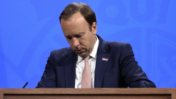 ИЗНЕВЕРИО САМ НАРОД: Британски министар здравља поднео оставку након скандала (ФОТО)
