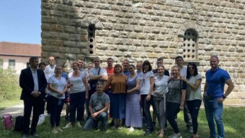 ЗАСИЈАЛА СВЕТИЊА УОЧИ ВОДИВДАНА: Група волонтера из Косовске Митровице очистила цркву у Самодрежи у којој се причестила војска кнеза Лазара