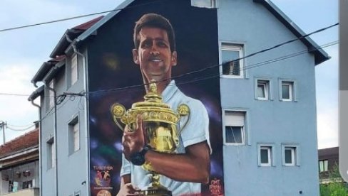 NOVAK U RUKAMA DRŽI VIMBLDONSKI PEHAR: Noletov mural oslikan u centru Berana (FOTO)