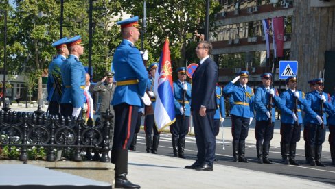 ВУЧИЋ ПОЛОЖИО ВЕНАЦ НА СПОМЕНИК КОСОВСКИМ ЈУНАЦИМА: Српски дух је непокоран и непоколебљив и никада није устукнуо пред освајачима (ФОТО)