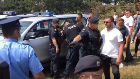 NASILJE NAD SRBIMA KOJI SU KRENULI NA GAZIMESTAN: Pretresana i monahinja, specijalci priveli i mladića koji je pokušao da je odbrani (VIDEO)