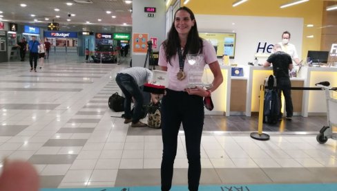 NAJBOLJA, A NAŠA: Sonja Vasić pokazala MVP nagradu NAJBOLJA, A NAŠA: Sonja Vasić pokazala MVP nagradu