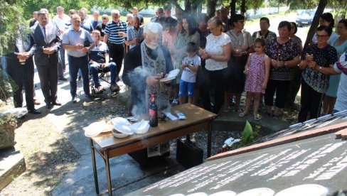 СЕМБЕРИЈА ПАМТИ НАЈБОЉЕ СИНОВЕ: Обележен Видовдан у Средњем Драгаљевцу