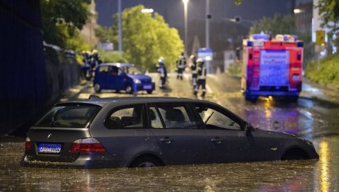 STRAVIČNO NEVREME POGODILO NEMAČKU: Vetar odneo statue i krov opere u Štutgartu (FOTO)