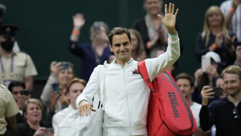 FEDERER TEŠKOM MUKOM DO DRUGOG KOLA VIMBLDONA: Manarino se poklizao i predao meč Švajcarcu (VIDEO)