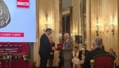 OVO JE PRIZNANJE NAŠOJ SRBIJI: Predsednik u ime države primio specijalnu zlatnu plaketu za Najplemenitiji podvig godine Večernjih novosti