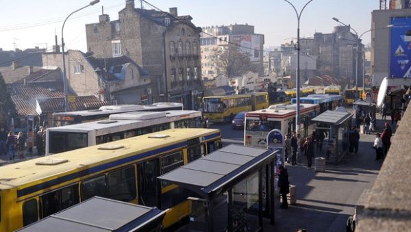 УХАПШЕН ПОМАХНИТАЛИ СИЛЕЏИЈА: Дивљао на окретници, онесвестио возача ГСП, па сачекао полицију да га ухапси