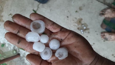 NEVEROVATNE FOTOGRAFIJE NEVREMENA: Grad u Negotinu pravio rupe na krovovima, mnoga domaćinstva bez struje (FOTO)