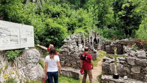 KOLO POD PETRUSOM: Koncert sedam folklornih društava održava se 4. jula ispred Manastira Svetog Jovana Glavoseka