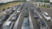 НОВИ ТАЛАС СТРАНАЦА ВОЗИ КРОЗ СРБИЈУ: Појачан саобраћај на путевима, очекују се гужве на границама