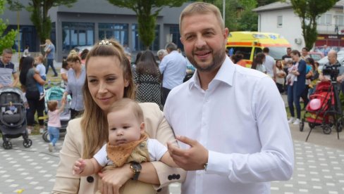 DECA NAM SE RAĐALA! Održana Konferencija beba, Nikola koji je rođen pre 11 dana izabran za predsednika (FOTO)