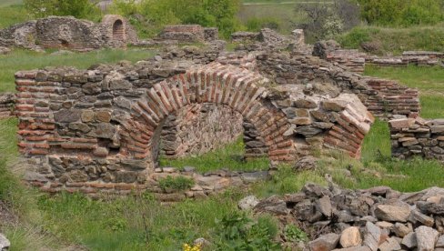 АРХЕОЛОЗИ СТИГЛИ У ЦАРИЧИН ГРАД: Чувар дочекао стручњаке на чувеном локалитету