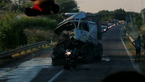 PRVE FOTOGRAFIJE SUDARA KAMIONA KOD MLADENOVCA: Kabina teretnjaka potpuno uništena, saobraćaj bio u prekidu (FOTO)