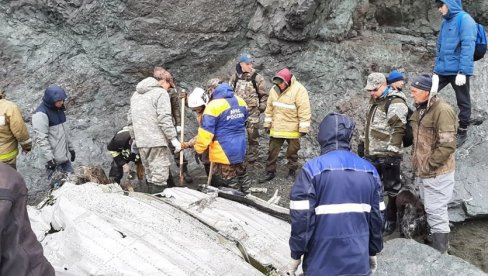 UZNEMIRUJUĆE: Tela poginulih u avionskoj nesreći u Rusiji izvlače iz vode (FOTO/VIDEO)