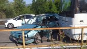 MUŽ POGINUO, SUPRUGA POVREĐENA: Saobraćajna nesreća kod Virpazara - autobus tokom preticanja udario u automobil (FOTO)