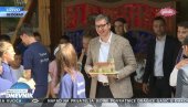 NEMA JAČIH LJUDI OD KRAJIŠNIKA: Predsednika Vučića ganuli pokloni koje je dobio od dece iz Dalmacije (FOTO)