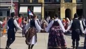 UŽIČKO KOLO U CENTRU ZAGREBA: Na Trgu bana Jelačića vijori se srpska zastava! (VIDEO)