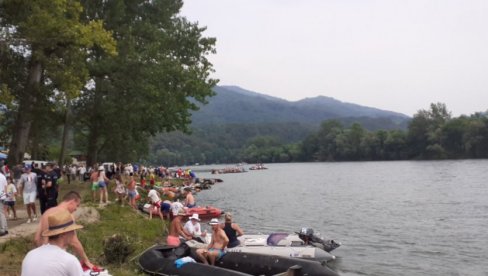 PLOVILA LJUBAV VOZI: Krenula Drinska regata (FOTO)