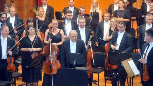 OVACIJE VELIKOM MAJSTORU: Magija muzike u Zubina Mehtu, papričice i beli luk umesto cveća! (FOTO)