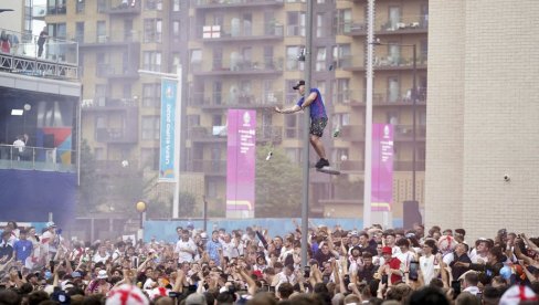 HULIGANI PROVALILI NA VEMBLI! Zakazala redarska služba oko Hrama fudbala (VIDEO)