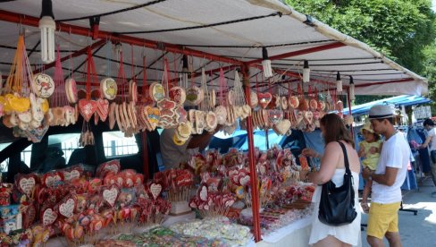 POČEO ČUVENI PETROVDANSKI VAŠAR U NEGOTINU Prodavci kažu: Svaka roba nađe svog kupca (FOTO)