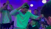 VIP SLAVLJE na VEMBLIJU: Ovako Novak proslavlja titulu s Robijem Kinom i Zvonimirom Bobanom (VIDEO)