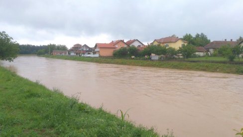 VANREDNO U SELIMA PETROVCA NA MLAVI: Bujice oštetile kolovoz, sve ekipe na terenu