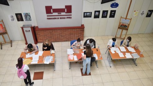 U BANJALUČKOJ REGIJI, U 17 SREDNJIH ŠKOLA, UPIS 2.710 UČENIKA: I ove godine Vlada Srpske stipendira deficitarna zanimanja