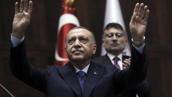 ЕРДОГАН - ПОМИРИТЕЉ ИСТОКА И ЗАПАДА: Турски председник паметно седи на две столице