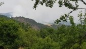 BORBA SA VATRENOM STIHIJOM I IZ VAZDUHA: Požar na planini Stolac, nepristupačan teren na granici sa Srbijom otežava gašenje!