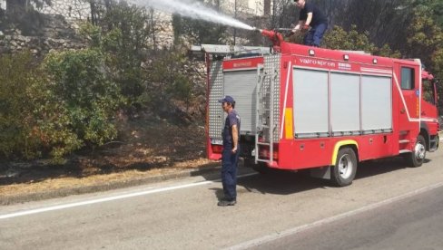 ВЕЛИКИ ПОЖАР КОД ТРОГИРА: Ватрена стихија се шири због јаког ветра